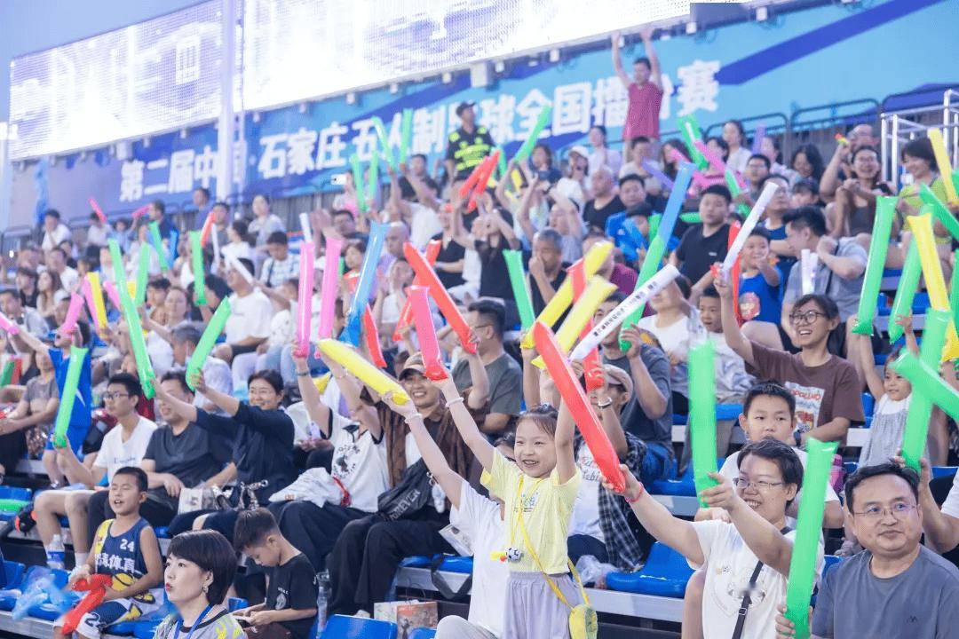 球员们在场上尽展风采，引来无数观众欢呼