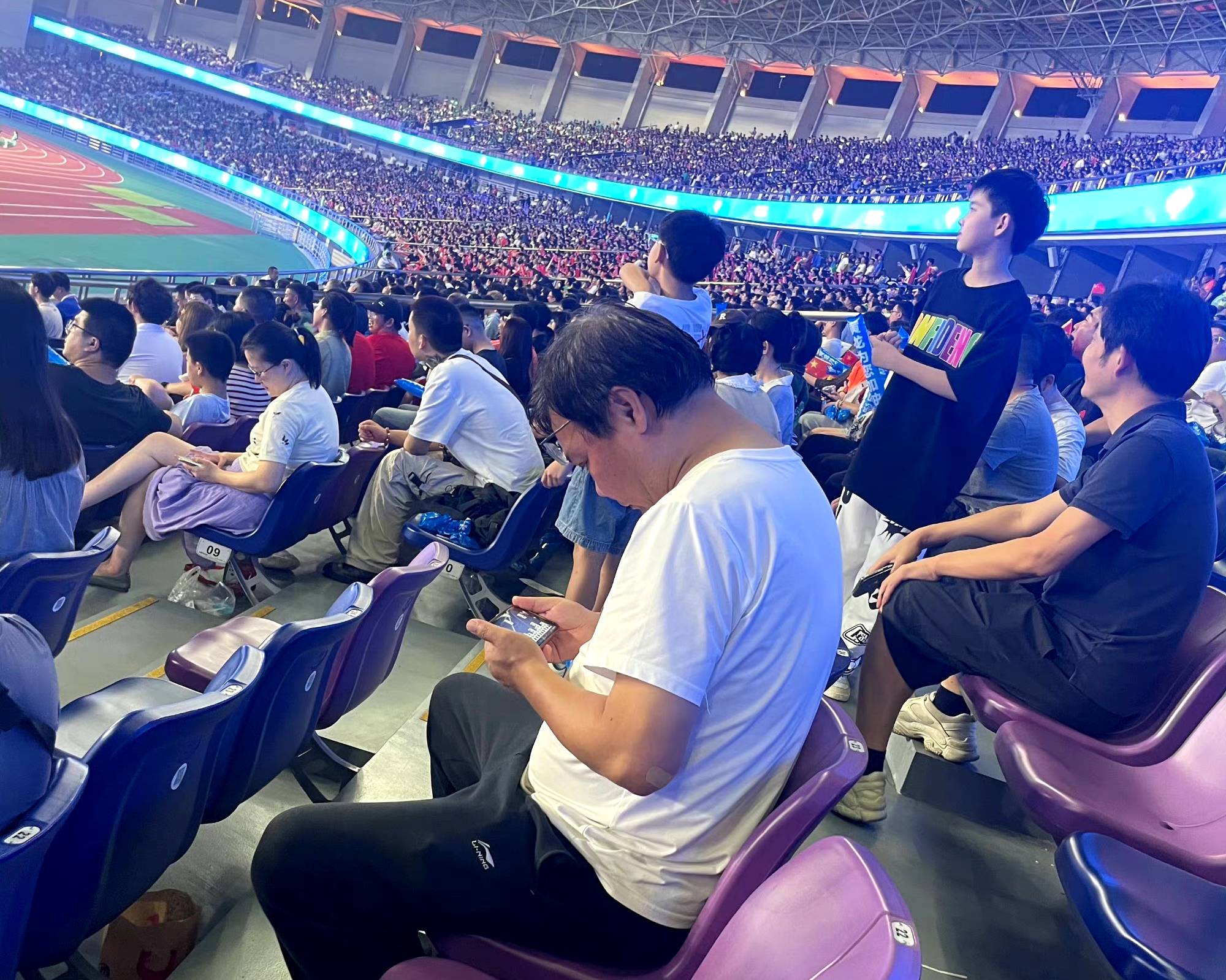 比赛中球员技艺娴熟，引发现场观众欢呼