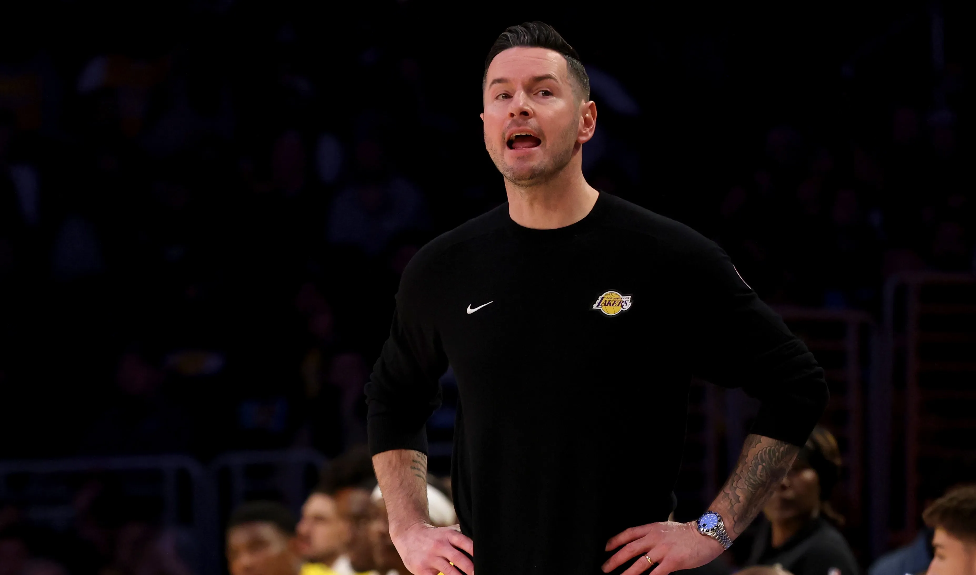 湖人球迷对于整体防守不力表现感到担忧,呼吁球队加强训练 湖人球迷对于整体防守不力表现感到担忧,呼吁球队加强训练