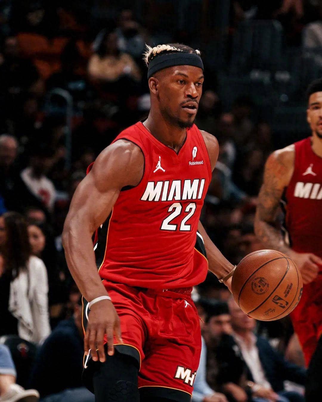 爱游戏教练-热火力克雄鹿，夺得关键胜利