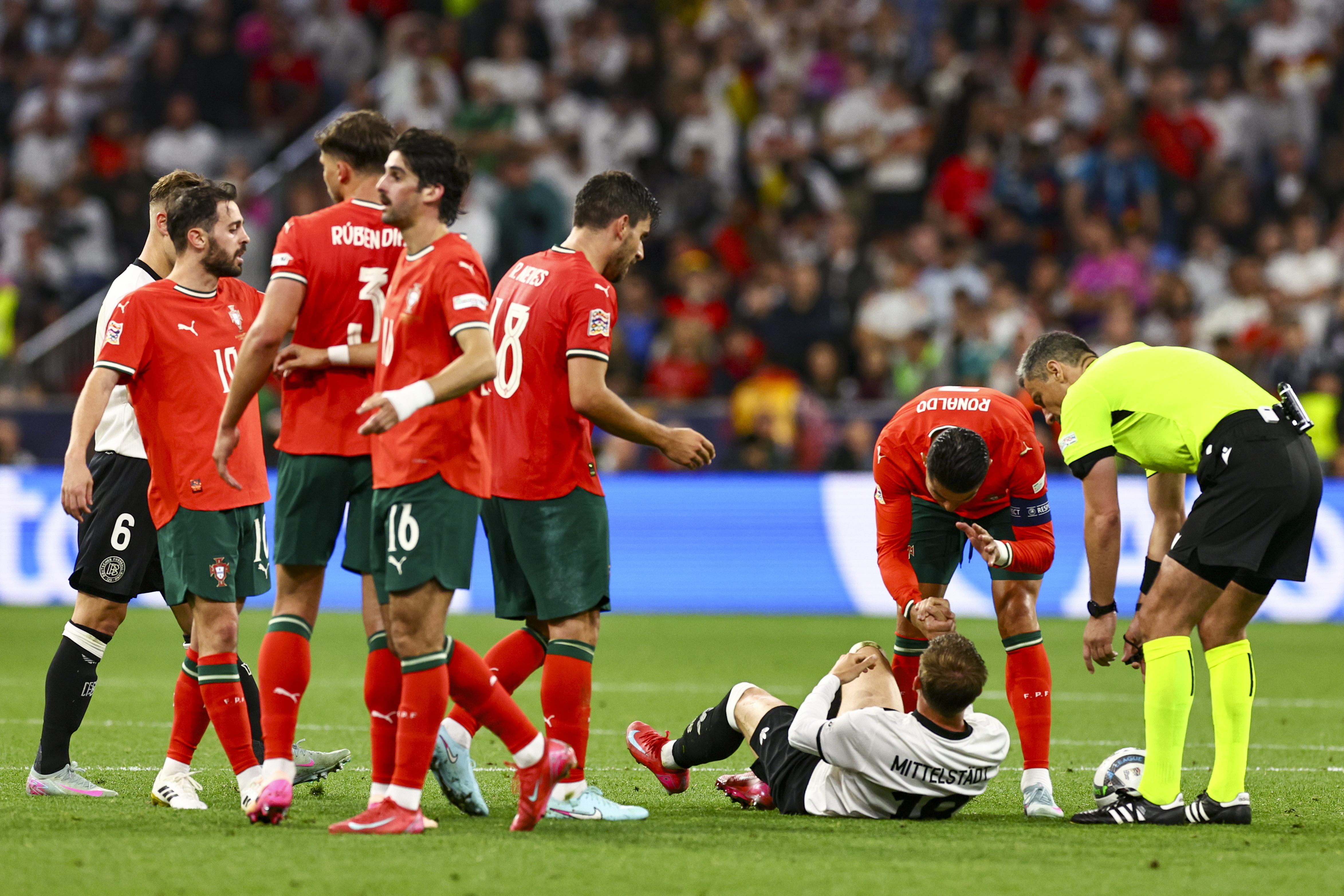 爱游戏在线-荷兰憾负英格兰，下轮与葡萄牙对决