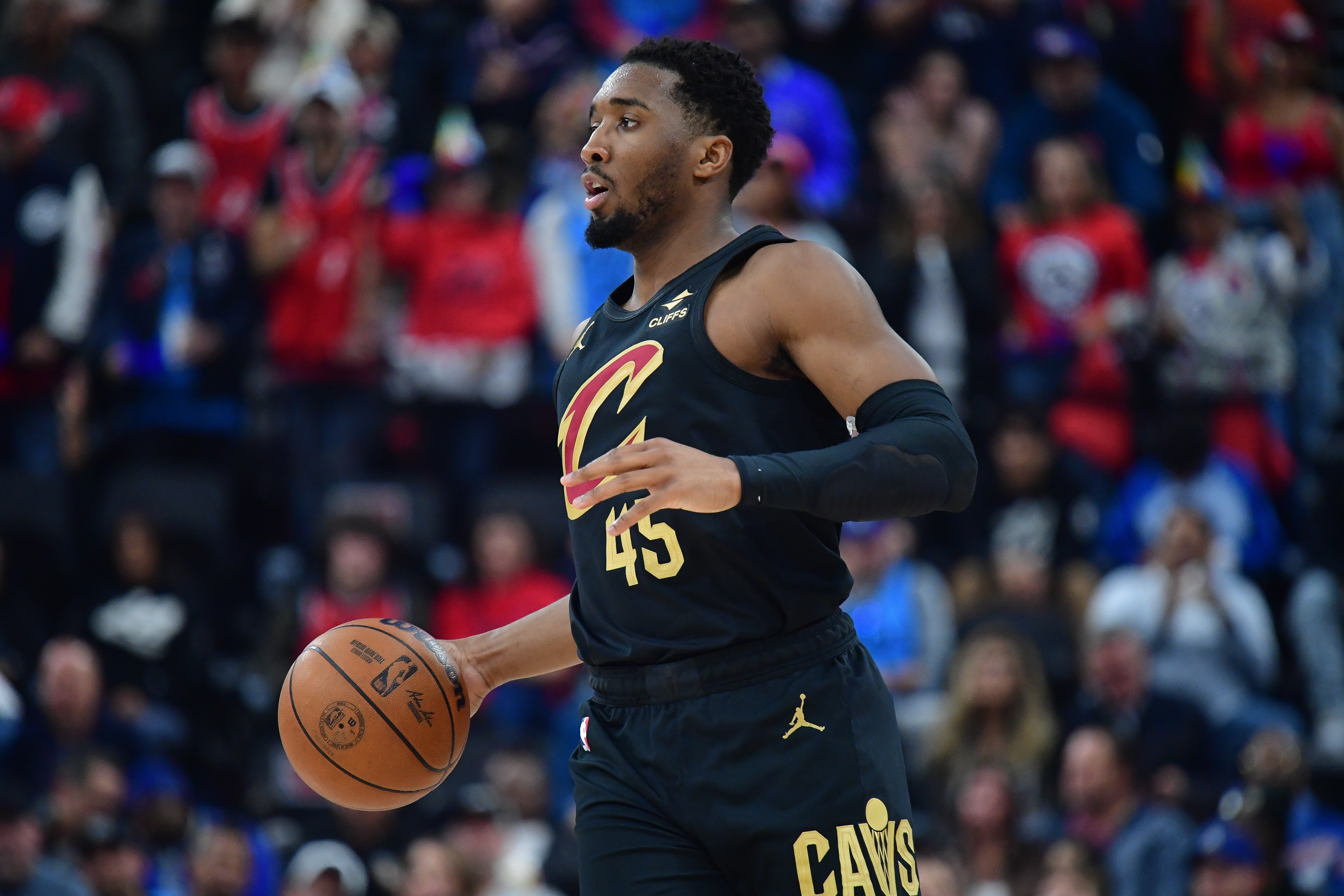 爵士大胜篮网，米切尔展示全面实力的简单介绍