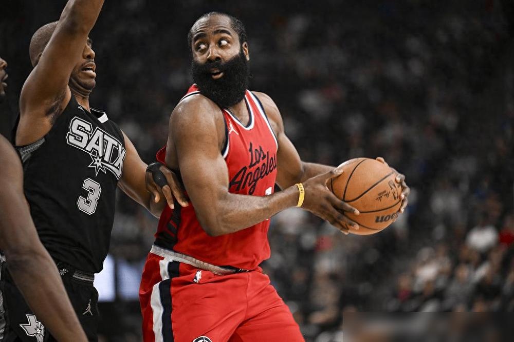 快船击败马刺，继续保持势头