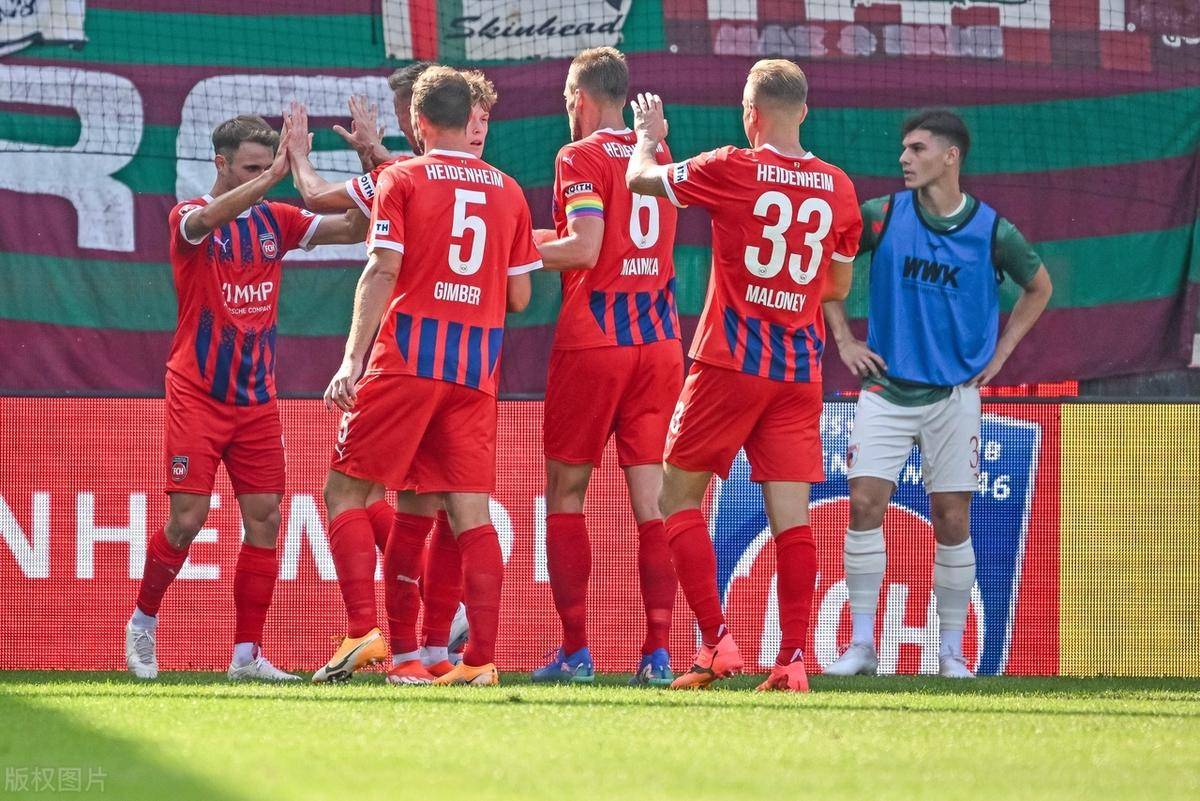 奥格斯堡球队在比赛中取得激动人心的胜利 奥格斯堡球队在比赛中取得激动人心的胜利